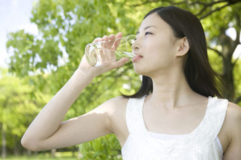 水を飲む女性１.jpg
